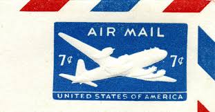 Weisser Briefumschlag mit rot-blauer Umrandung und ein blaues Viereck mit Silhouettenbild eines Flugzeugs in weiss und weisser Aufschrift 
'AIR MAIL' sowie unten ganz kleie Schrift 'UNITED STATES OF AMERICA'